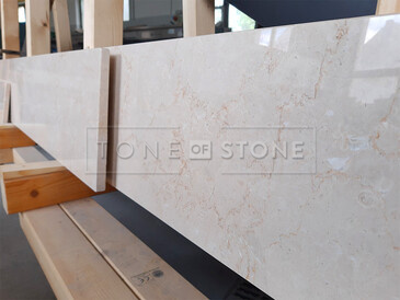 Kamenné parapety z mramoru Botticino Classico o síle 2 cm a leštěné povrchové úpravě