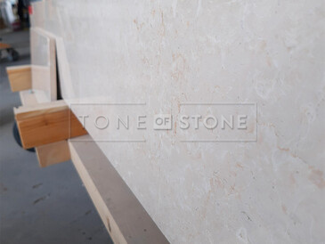 Béžová kresba s jemným žilkováním mramoru Botticino Classico skvěle vynikne u kamenných parapetů