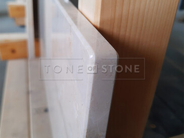 Detail hrany mramorových parapetů z přírodního kamene Botticino Classico v béžovém odstínu a s jemným žilkováním