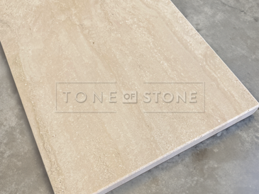 Travertinový parapet s broušeným povrchem