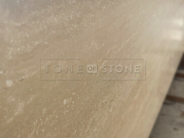 Kamenný parapet z travertinu Travertino Romano Classico s broušeným povrchem