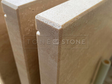 Travertinové parapety z přírodního kamene Travertino Romano Classico v síle 3 cm a broušeným povrchem