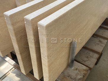 Béžové parapety z přírodního kamene Travertino Romano Classico s broušenou povrchovou úpravou