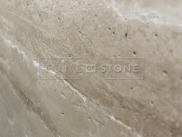 Krémový travertin Travertino Romano Classico s kartáčovaným povrchem a plněný tmelem
