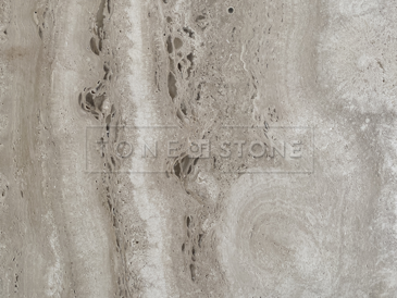 Detail kresby béžového kartáčovaného přírodního kamene Travertino Romano Classico