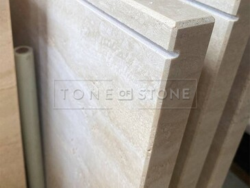 Venkovní parapety z přírodního kamene Travertino Romano Classico s odkapovou drážkou