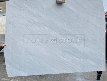 Bílá mramorová deska Bianco Carrar Extra dodá vašemu interiéru nádech luxusu na první pohled