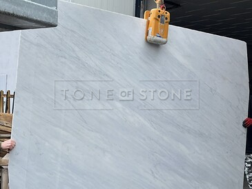 Kamenná deska mramoru Bianco Carrara Extra typická svou jemnou kresbou a bílým odstínem