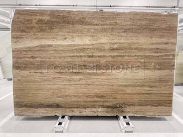 Kamenná deska travertinu Travertino Noce v zemitých hnědých tónech s broušenou povrchovou úpravou