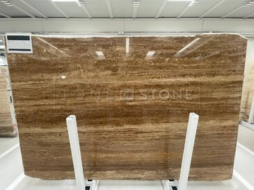 Travertinová deska z přírodního kamene Travertino Noce v zemitých odstínech a leštěnou povrchovou úpravou Travertinová deska z přírodního kamene Travertino Noce v zemitých odstínech a leštěnou povrchovou úpravou