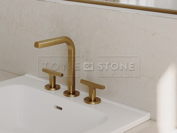 Technistone Taj Mahal coby obklad koupelny.