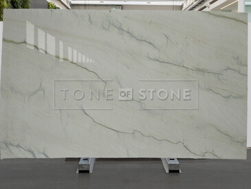 Kvarcitová deska bílého kvarcitu Meridian s jemným žilkováním a leštěnou povrchovou úpravou