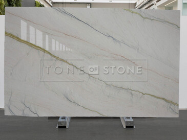Deska z přírodního kamene Meridian, která je typická svým jemným žilkováním a bílým, slonovinovým odstínem