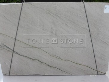 Kamenná deska z přírodního kvarcitu Meridian ve slonovinovém odstínu a jemnou kresbou