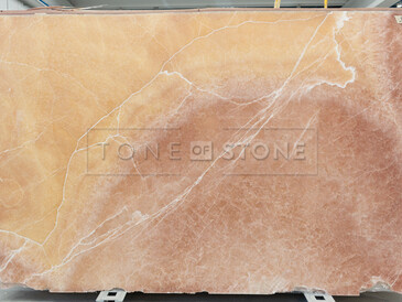 Onyxová deska Onice Gioiello s typickým oranžovo růžovým zabarvením Onyxová deska Onice Gioiello s typickým oranžovo růžovým zabarvením