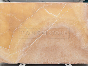 Oranžovo růžový onyx Onice Gioiello je přírodní kámen s krystalickou strukturou