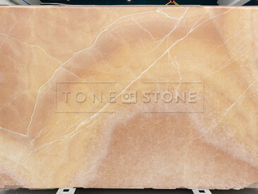 Deska z přírodního onyxu Onice Gioiello která je typická svým růžovo oranžovým odstínem a vrstvenou kresbou Deska z přírodního onyxu Onice Gioiello která je typická svým růžovo oranžovým odstínem a vrstvenou kresbou