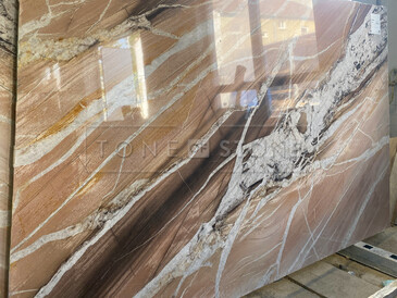 Růžový přírodní kámen Splendido s výraznou kresbou a leštěnou povrchovou úpravou