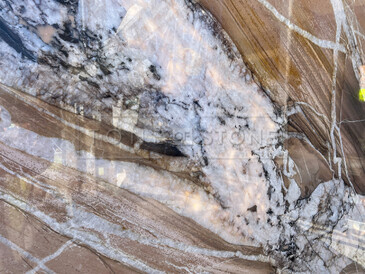 Detail kamenné desky - částečně prosvítitelná kamenná žíla kvarcitu Splendido Detail kamenné desky - částečně prosvítitelná kamenná žíla kvarcitu Splendido