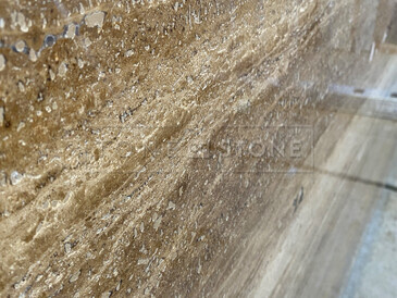 Detail kresby zemitého travertinu Travertino Noce Detail kresby zemitého travertinu Travertino Noce