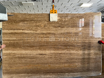 Hnědá kamenná deska travertinu Travertino Noce v leštěné povrchové úpravě ze skladu TONE OF STONE Hnědá kamenná deska travertinu Travertino Noce v leštěné povrchové úpravě ze skladu TONE OF STONE