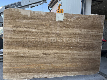 Travertinová deska Travertino Noce v zemitých odstínech ze skladu TONE OF STONE