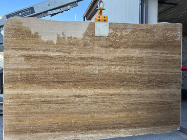 Kamenná deska hnědého zemitého travertinu Travertino Noce s lesklým povrchem ze skladu TONE OF STONE Kamenná deska hnědého zemitého travertinu Travertino Noce s lesklým povrchem ze skladu TONE OF STONE