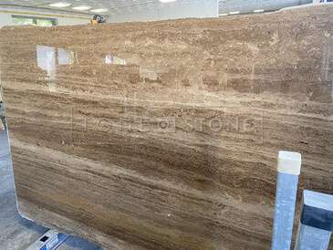 Deska přírodního kamene Travertino Noce v hnědých odstínech a lesklým povrchem ze skladu TONE OF STONE Deska přírodního kamene Travertino Noce v hnědých odstínech a lesklým povrchem ze skladu TONE OF STONE