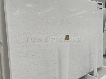 Mramorová deska v bílém odstínu White Salt s leštěnou povrchovou úpravou