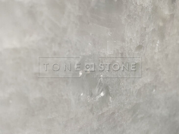 Detail krystalické struktury bílého mramoru White Salt