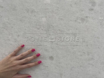 Detail struktury bílého mramoru White Salt v leštěné povrchové úpravě