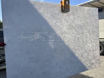 Bílá mramorová deska White Salt částečně prosvícená sluncem