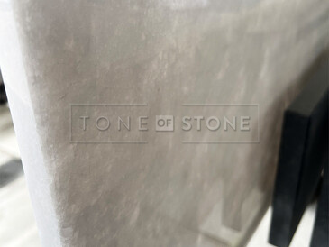 Detail prosvícených parapetů z bílého mramoru White Salt