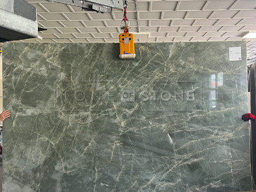 Deska přírodního kamene Jadore v zeleném odstínu pro realizaci pracovní desky do kuchyně Deska přírodního kamene Jadore v zeleném odstínu pro realizaci pracovní desky do kuchyně