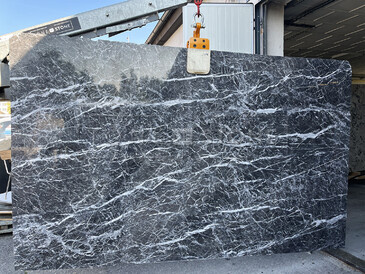 Tmavá mramorová deska s bílým žilkováním Grigio Carnico v leštěné povrchové úpravě pro realizaci kamenných stolků