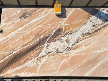 Kvarcitová deska růžového kamene Splendido s výraznou černo bílou kresbou Kvarcitová deska růžového kamene Splendido s výraznou černo bílou kresbou