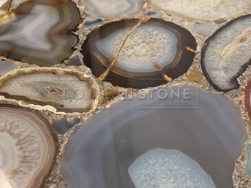 Kamenný stůl s šedou achátovou deskou