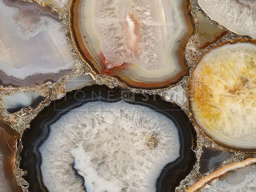 Detail kresby polodrahokamové desky s kontrastní černo zlatou kresbou