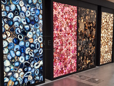 Prosvícené polodrahokamové desky vhodné pro obklad stěny technikou bookmatch