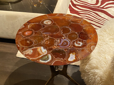 Konferenční stolek s kamennou deskou z červeného polodrahokamu Konferenční stolek s kamennou deskou z červeného polodrahokamu