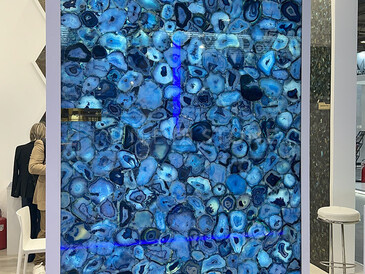 Prosvícená modrá deska polodrahokamu ideální pro obklad stěny