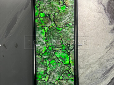 Zelená kamenná deska polodrahokamu tanzanit Zelená kamenná deska polodrahokamu tanzanit