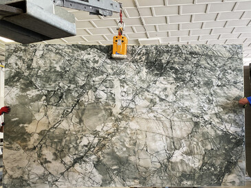 Přírodní kámen s šedými odstíny a kontrastním žilkováním Acquabella Verde