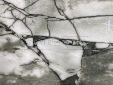 Detail kresby kvarcitu Acquabella Verde s tmavě šedým žilkováním Detail kresby kvarcitu Acquabella Verde s tmavě šedým žilkováním