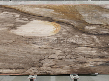 Světle hnědá deska přírodního kamene Ebano s výraznou světlou kresbou Světle hnědá deska přírodního kamene Ebano s výraznou světlou kresbou