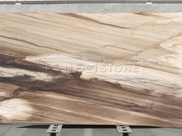 Krémová deska z přírodního kamene Ebano se zemitými tóny plnými světle hnědé, tmavě hnědé a krémové