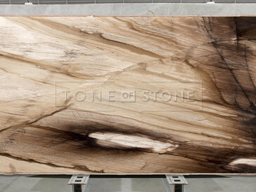 Výrazná kresba kvarcitu Ebano v zemitém odstínu a tmavě hnědou lineární kresbou