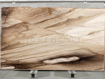 Hnědý přírodní kámen Ebano s výraznou zemitou texturou