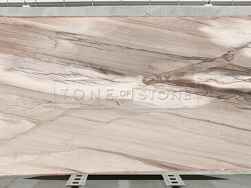 Krémová, světle hnědá kresba kvarcitu Ebano Krémová, světle hnědá kresba kvarcitu Ebano