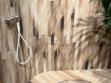 Kamenný obklad koupelny z kvarcitu Ebano v zemitých, hnědých odstínech Kamenný obklad koupelny z kvarcitu Ebano v zemitých, hnědých odstínech